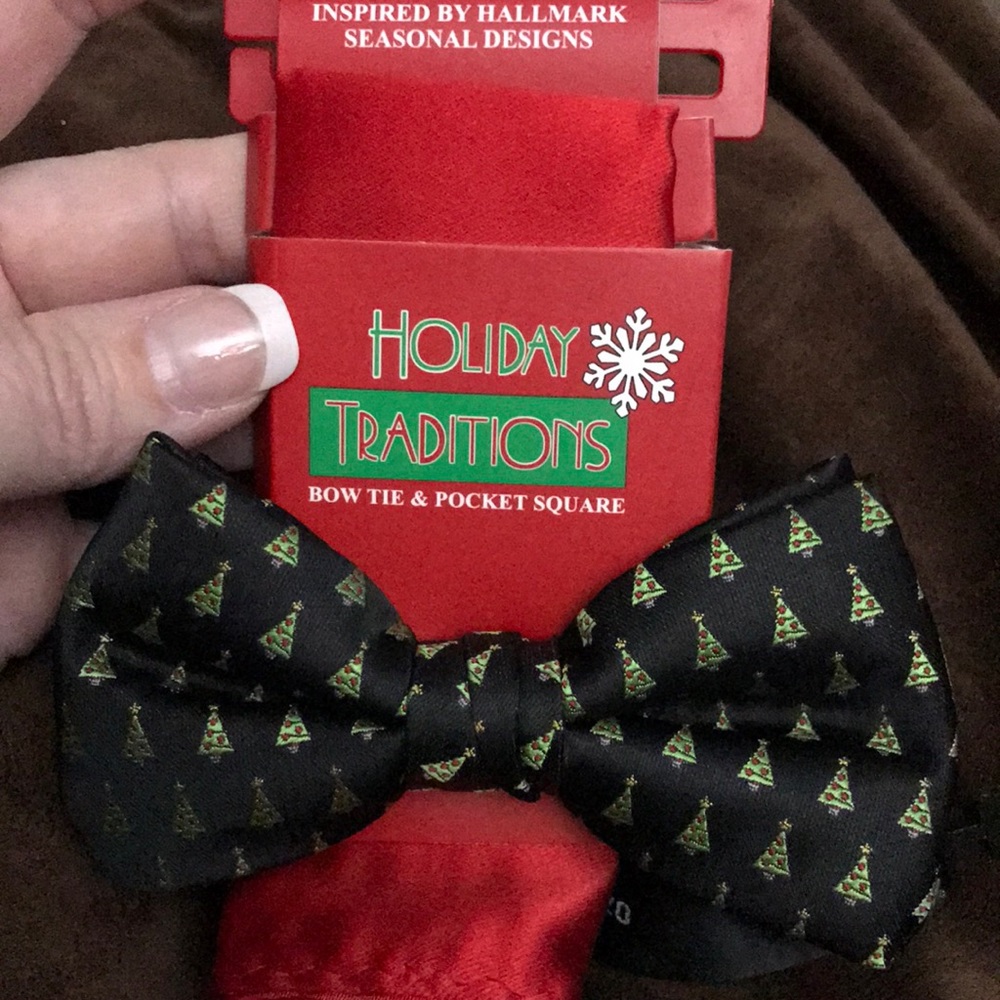 Holiday Traditions bow tie and pocket square NWT